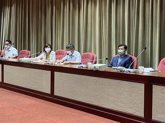 赵介佑能申请到离家仅5分钟的「北投区公所」也遭议员质疑有乔兵役的可能。（游念育摄）