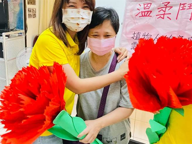 云林科技大学第四届高阶领袖班学生5日带着100公分巨型康乃馨花束向3位院民的妈妈祝贺母亲节快乐。（周丽兰摄）