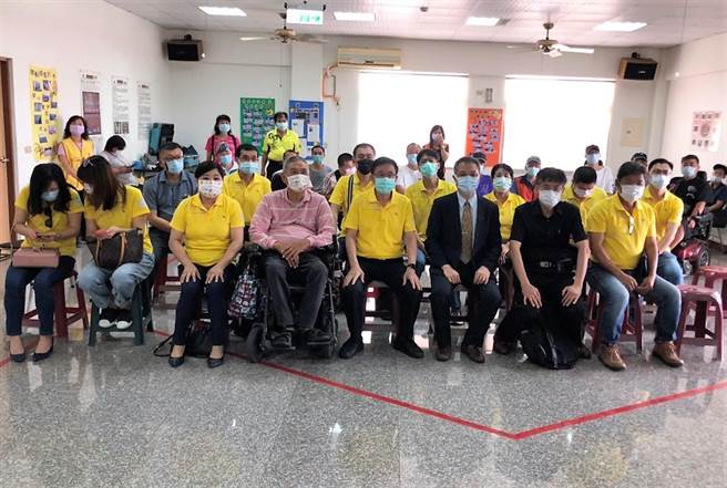 云林科技大学第四届高阶领袖班学生约定缺课就罚1000元，到今年毕业前共收到罚款9万2000元，5日捐给创世基金会斗六院、云林县脊髓损伤协会。（云林科技大学第四届高阶领袖班提供）