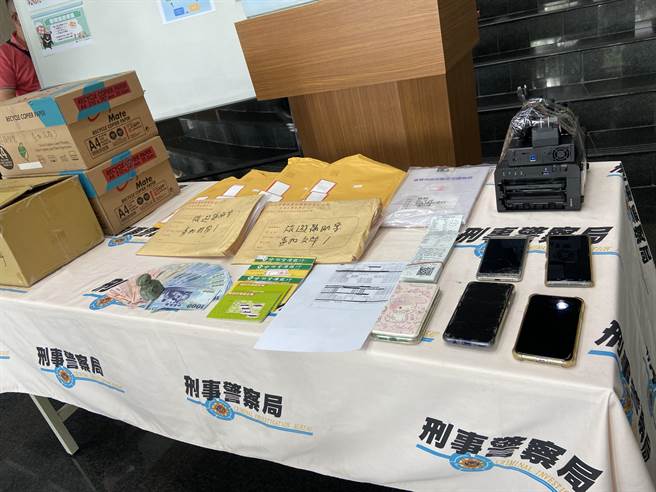 警方查获赃证物现金6万2100元、相关旅游团申请补助文书及帐册等赃证物。（卢金足摄）