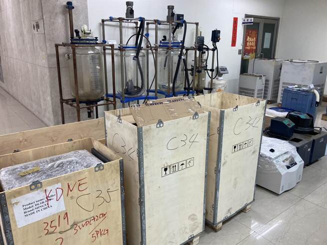 保三總隊與刑事局破獲K他命製毒工廠，查獲大批製毒設備。(林郁平攝)