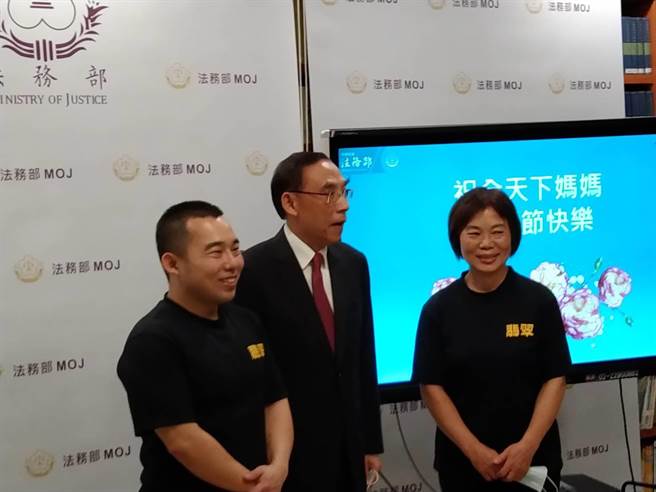 更生人「阿中」、法务部长蔡清祥、「阿中」母亲(由左至右)(陈志贤摄)