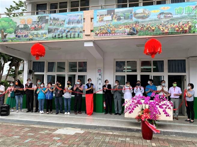 提升后里师生阅读视野，育英国小「爱的书库」启用。（台中市教育局提供／王文吉台中传真）