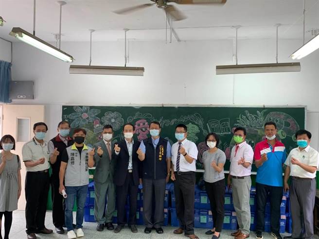 后里区「爱的书库」于后里区育英国小揭牌启用。（台中市教育局提供／王文吉台中传真）