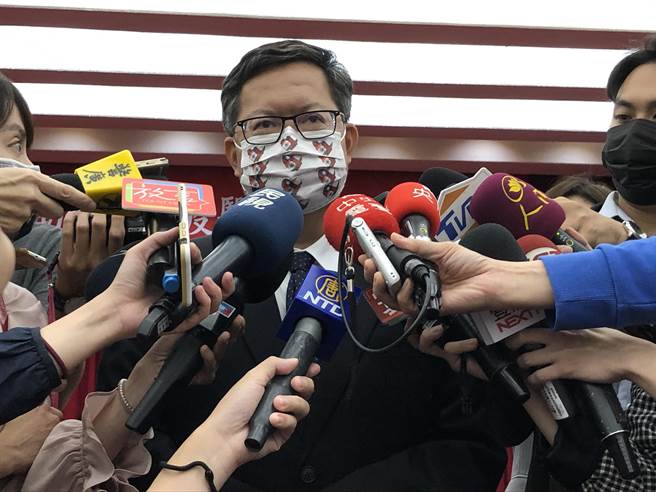 桃园市长郑文灿下午出席「台印抗疫医疗物资捐赠仪式。（赵婉淳摄）