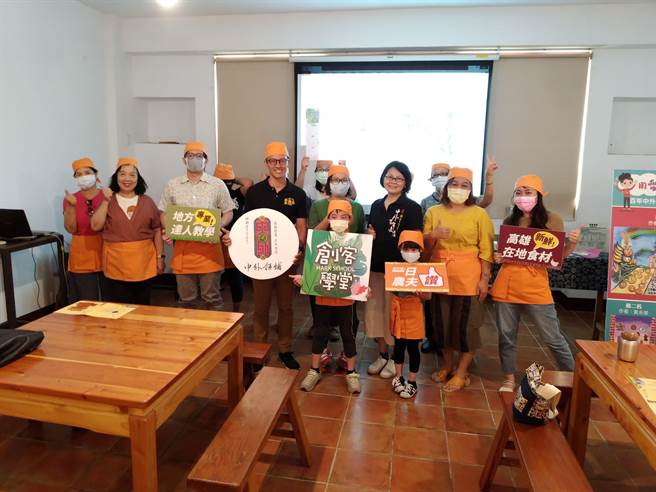 高雄市政府农业局办理「创客学堂」，这次邀民眾参访百年老店「中外饼舖」，并让大家在莲池潭美景区学习百年古艺「棋饼手作体验」。(高雄市农业局提供／林雅惠传真)