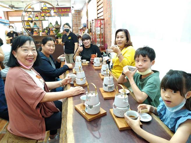 高雄市政府农业局办理「创客学堂」，这次邀民眾参访百年老店「中外饼舖」，并让大家在莲池潭美景区学习百年古艺「棋饼手作体验」，喝茶吃饼。(高雄市农业局提供／林雅惠传真)