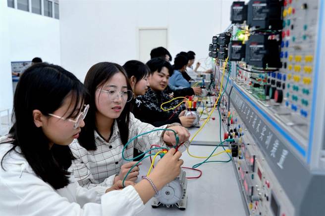大陆不肖培训班 传授作弊设备使用技巧。图为邯郸职教城学生进行电工电子实践操作。(摘自新华社)