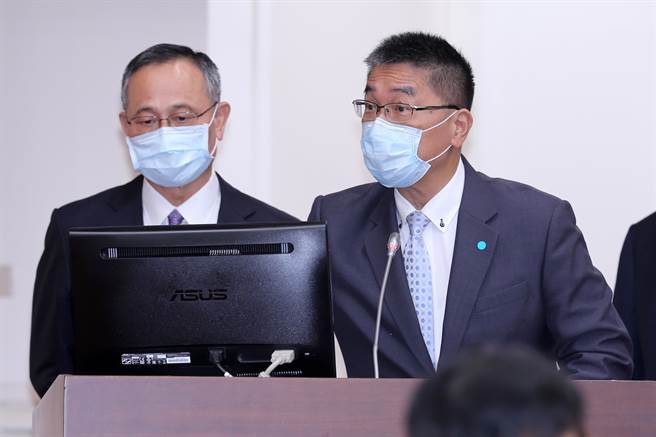 內政部長徐國勇（右）與警政署長陳家欽（左）5日在立法院備詢。（黃世麒攝）