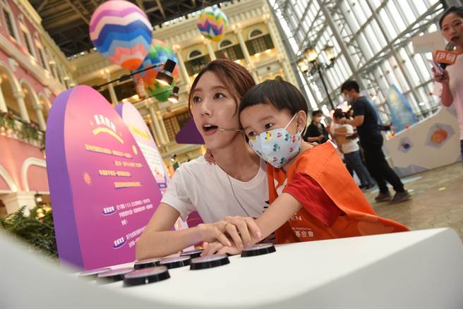 伊甸基金会今天举办「爱孩童幸福节」亲子互动展，邀请艺人宋米秦担任爱心大使。（伊甸基金会提供／林良齐台北传真）