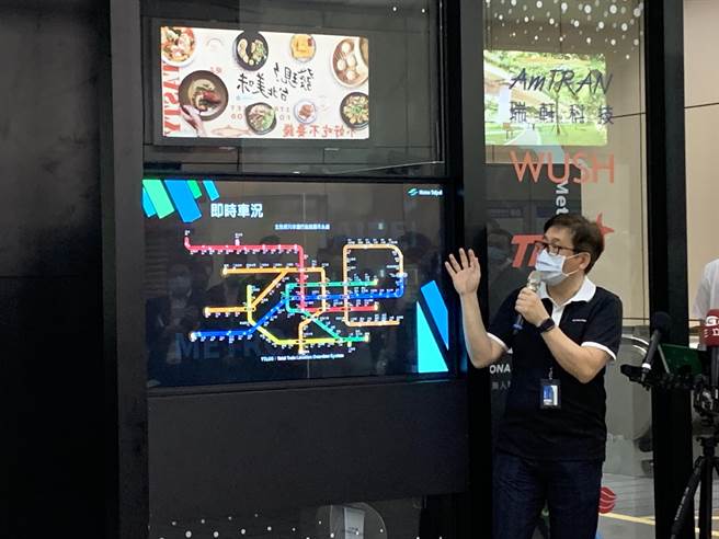 「Metro Corner」，導入新科技產品應用，民眾只要點擊透明螢幕創新設備，即可得知全路網列車動態顯示。（黃婉婷攝）