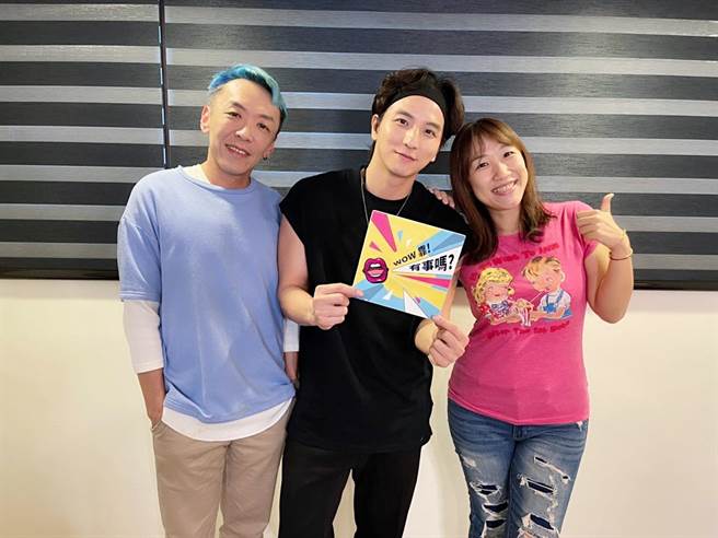 小煜接受主持人吴小帽、吴珊珊专访聊很开。《Wow靠！有事吗？》提供。