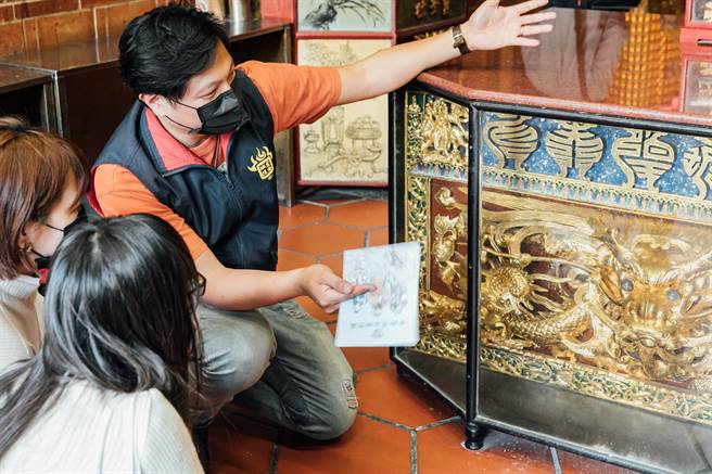 吴孟寰担起转译在地信仰文化的责任，庙里所有神祇、大小陈设他都能详尽地解说。（摄影／李盈静）