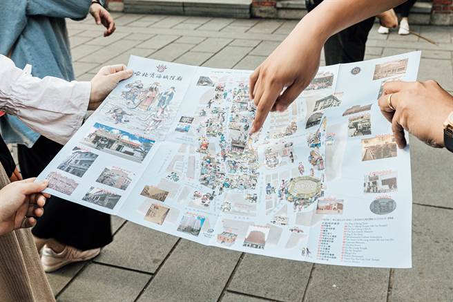 吴孟寰对大稻程一带也相当熟悉，城隍庙还出版了周边景点的导览地图。（摄影／李盈静）