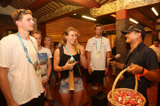 2017臺北世大运期间，荷兰水球队选手前往台北霞海城隍庙体验参拜流程。（图／台北市观光传播局）