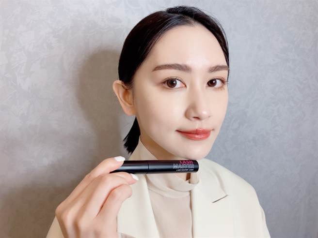 I'M MEME全新推出眼妆新品「我爱长翘抗晕睫毛膏」，可以刷出有如太阳花般盛开的睫毛。（邱映慈摄）