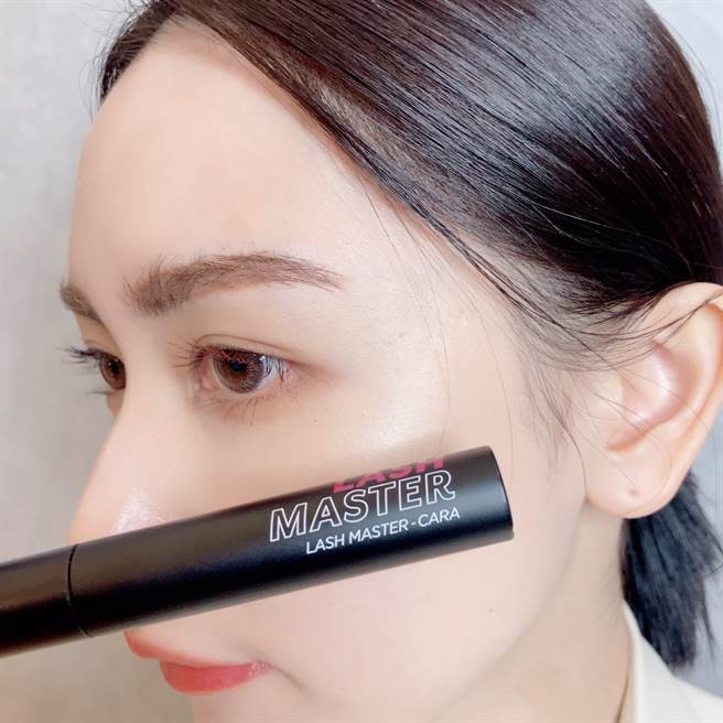 我爱长翘抗晕睫毛膏可以刷出纤长卷翘的睫毛。（邱映慈摄）