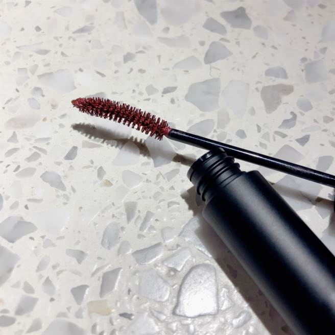 我爱长翘抗晕睫毛膏的零死角微笑型刷头。（邱映慈摄）