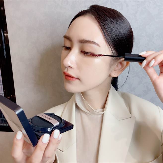 零死角刷头可深入刷到眼头、眼尾的睫毛。（邱映慈摄）