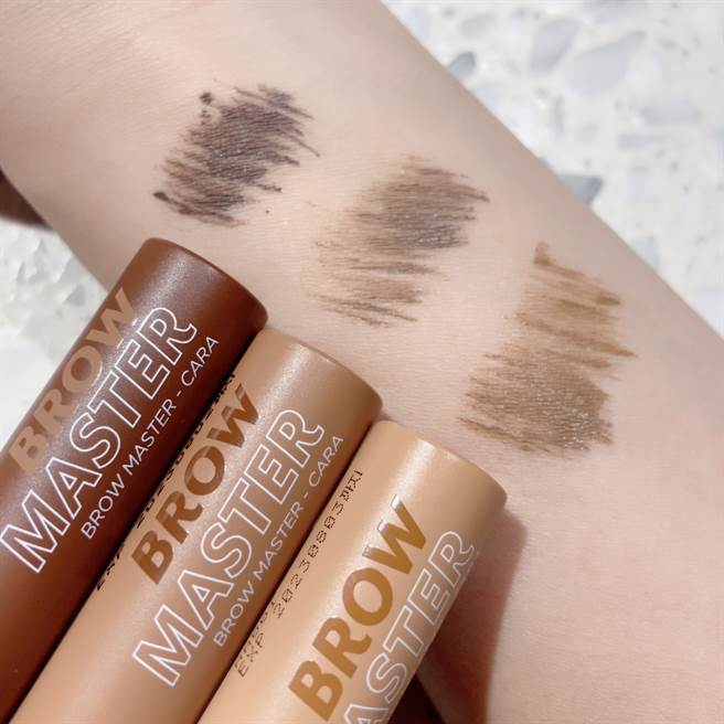 我爱持久染眉雨衣有葵花籽黑、玫瑰栗棕、无花果棕三个色选。（邱映慈摄）