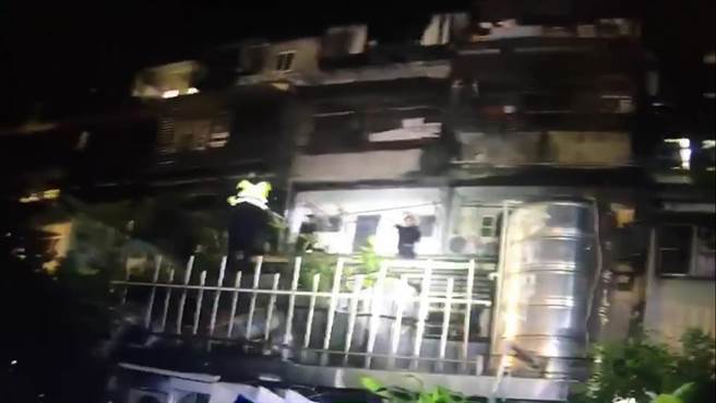 警方发现2名男子意图从后窗逃逸。（翻摄画面）