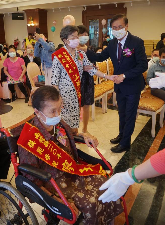 南投县府，5日举行庆祝母亲节暨表扬模范母亲活动，15位模范母亲在子女搀扶下，穿越星光大道，南投县长林明溱（右）在红地毯端一一迎接。（黄国峰摄）