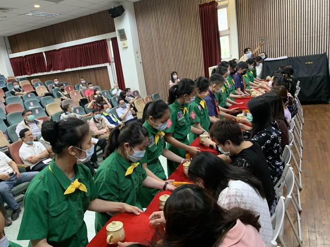 公正国小的童军向学校护理师代表奉茶，表达心中的谢意。（公正国小提供／胡健森宜兰传真）