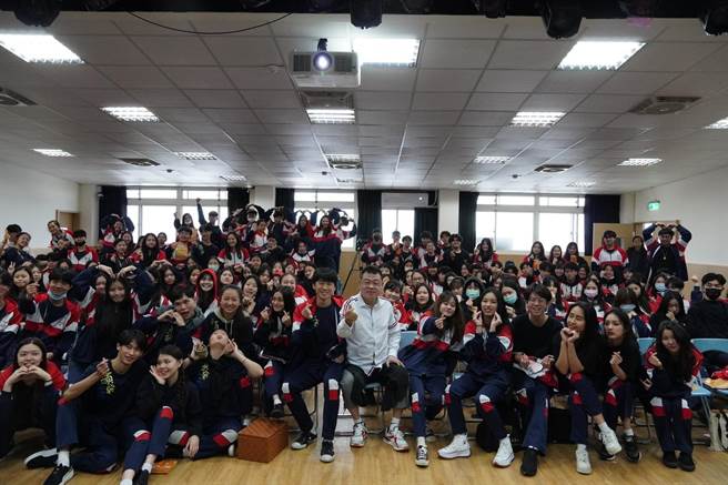 孙德荣率台北海大「星创基地」与梦克摄影团前进华冈艺校演讲。（台北海大提供）