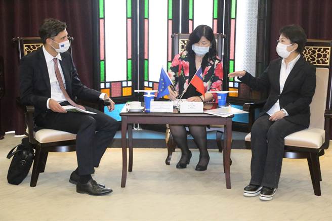 歐洲經貿辦事處長高哲夫5日率團至台中市政府拜會市長盧秀燕。（盧金足攝）