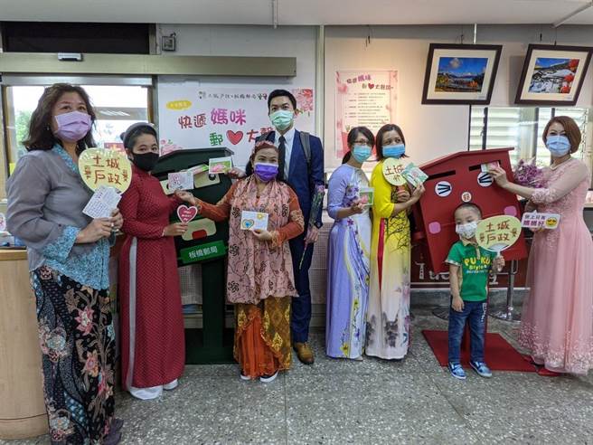新北市土城户政所与板桥邮局合办「快递妈咪〜邮爱大声说」活动，邀请新住民写下对妈妈的思念和感谢寄回家乡。（新北市土城户政所提供）