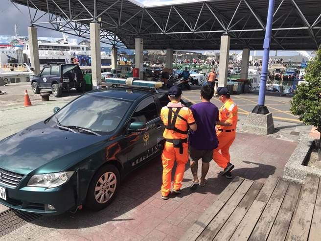 台東伽藍安檢所人員5日使用M-Police執行綠島客船查驗時，發現1名30歲的張姓通緝犯欲搭船由富岡出港前往綠島，確認身分後已逮捕移送屏東地方檢察署歸案。（海巡署東部分署第一三岸巡隊提供／蔡旻妤台東傳真）