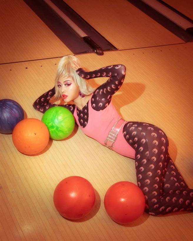 鬼鬼为了首开频道节目煞费苦心去妆扮、想点及挑战唱英文歌。（avex taiwan 提供）