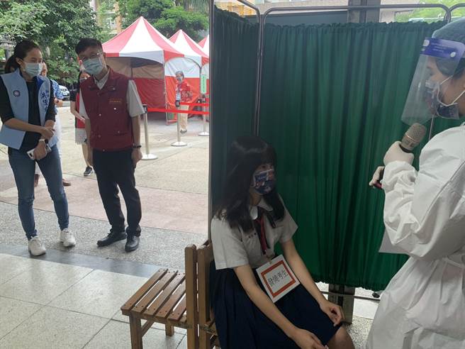 新北市教育局长张明文视察国中教育会考防疫演练。（王扬杰摄）