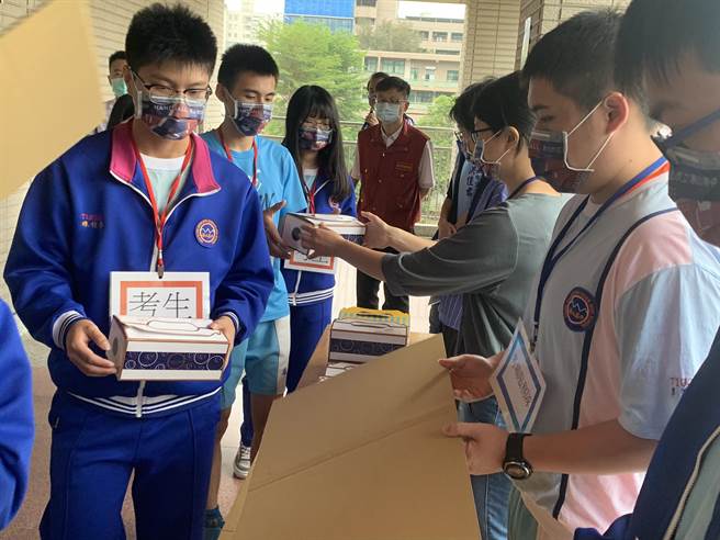新北市教育局长张明文视察国中教育会考防疫演练。（王扬杰摄）