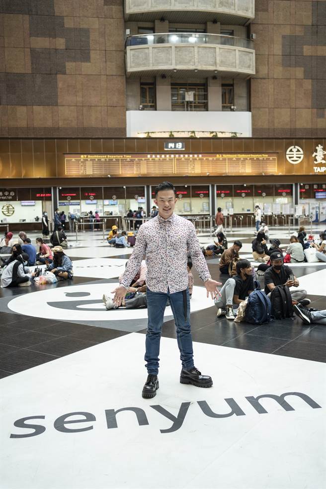 谭云福现为公共电视印尼语新闻主播、中央广播电台印尼语节目主持人。（摄影／陈志诚）