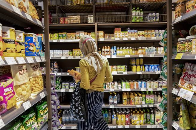 在CLC 东南亚食品百货，可以寻得丰富多样的清真食品。（摄影／陈志诚）