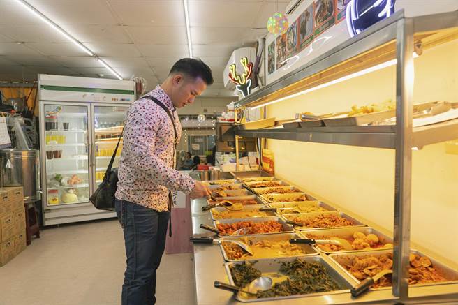 「RESTO BLAMBANGAN」选择多样的自助餐，可让大家自由取用想尝试的餐点。（摄影／陈志诚）