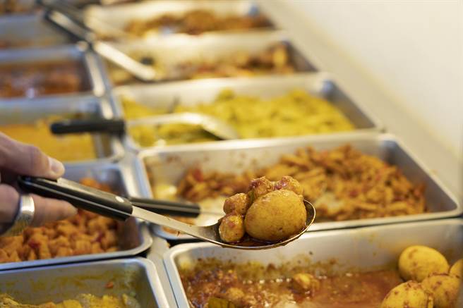 带着油炸香味的炸蛋是符合清真饮食标准的印尼传统菜。（摄影／陈志诚）