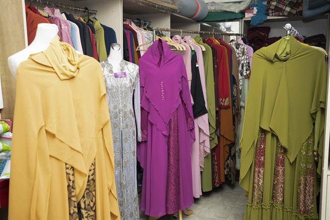 穆斯林女性的服饰也有自己崇尚的流行，选择相当多样化。（摄影／陈志诚）