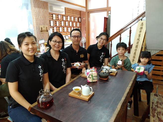 高雄市政府农业局办理「创客学堂」，这次邀民眾参访百年老店「中外饼舖」，并让大家在莲池潭美景区学习百年古艺「棋饼手作体验」，喝茶吃饼。(高雄市农业局提供／林雅惠传真)