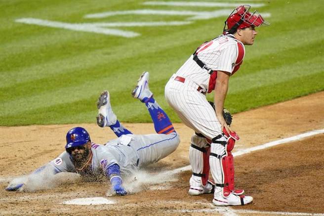 度过了疫情艰困的2020年，美职今年恢復正常赛事。图为纽约大都会Kevin Pillar(左)对战费城人滑回本垒得分。（美联社资料照）