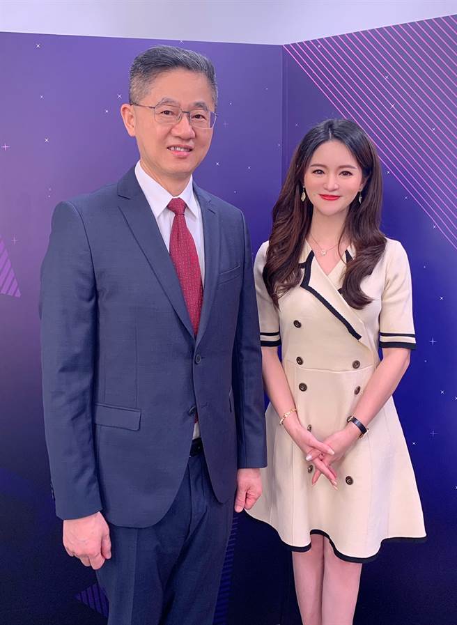 台湾运彩总经理林博泰(左)上时来运转节目，与主持人尉迟佩玉(右)分享接受亚洲电台专访内容。(林胜发摄)