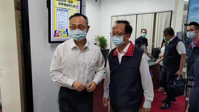 警政署长陈家钦（左）与台北市警察局长陈嘉昌（右）一起慰问破案团队。（胡欣男摄）