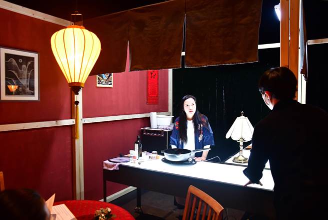 纪录剧场作品《Home away from home》，谈论台德两地的越南移民故事，在舞台上搭建了多座故事站，上演不同的故事。（聚合舞Polymer DMT提供）