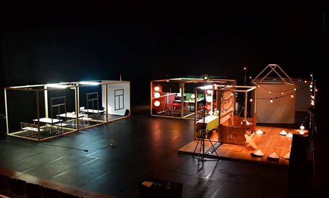 纪录剧场作品《Home away from home》，谈论台德两地的越南移民故事，在舞台上搭建了多座故事站，上演不同的故事。（聚合舞Polymer DMT提供）