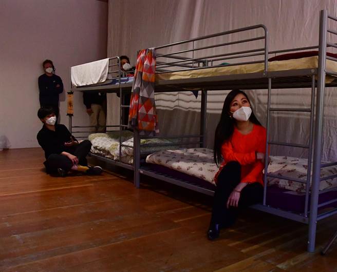 纪录剧场作品《Home away from home》，谈论台德两地的越南移民故事，在舞台上搭建了多座故事站，上演不同的故事。（聚合舞Polymer DMT提供）