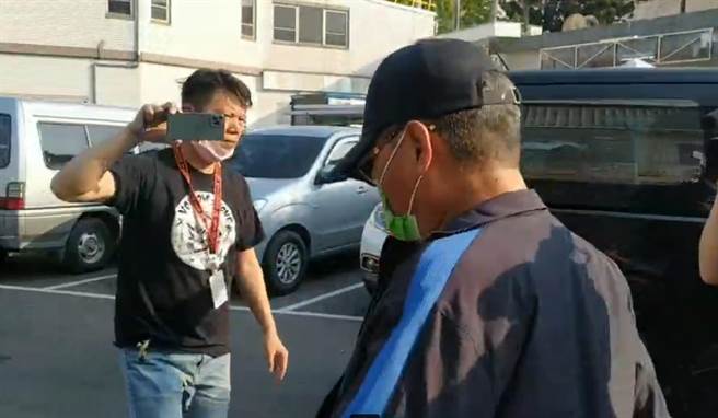 肇事方男的父亲戴着口罩、头上棒球帽帽沿压低，进入小灵堂向死者家属致歉。（翻摄照片／张妍溱台中传真）