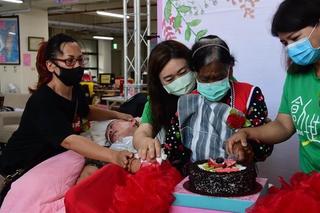 88岁的兰屿妈妈今天到创世探望久违的植物人儿子。（庄哲权摄）