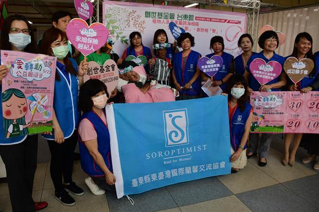 88岁的兰屿妈妈今天到创世探望久违的植物人儿子。（庄哲权摄）