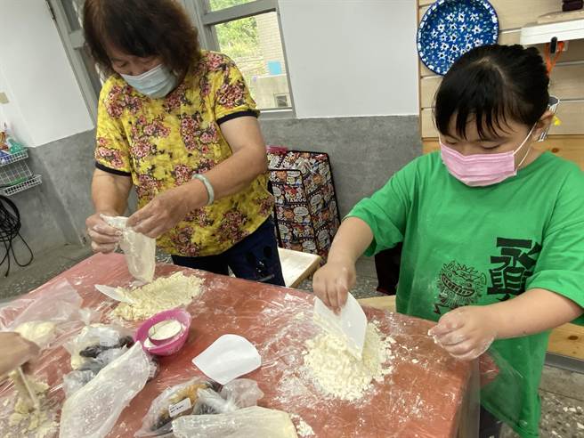 狮潭卫生所5日举办原民祖孙同乐会，增进祖孙辈间互动感情。（狮潭卫生所提供／谢明俊苗栗传真）